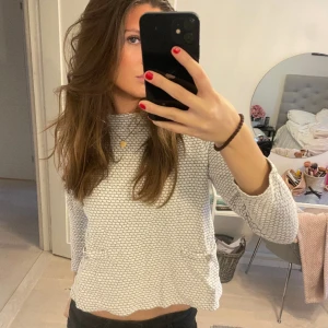 Tröja - Jätte snygg tröja som är köpt second hand. Storlek M men passar allt mellan xs-m skulle jag säga.