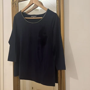 Strasstop från Laura Ashley - Elegant mörkblå strasstopp med 3/4 ärmar i fint skick (nytvättad på bilden därav ”fläcken”).Superfin under kavaj!