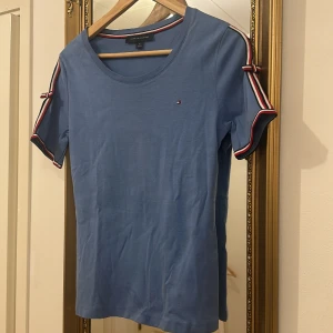 Hilfiger topp i 100% bomull - Söt top med fina detaljer , i fint skick!