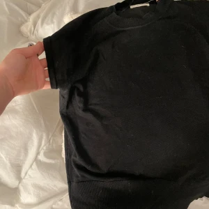 fin stickad t shirt  - ensast använd en gång & i mycket fint skick!🩷