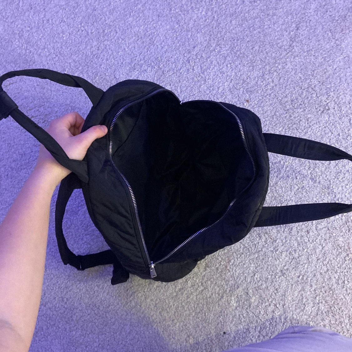 En mellan stor svart ryggsäck  - 91