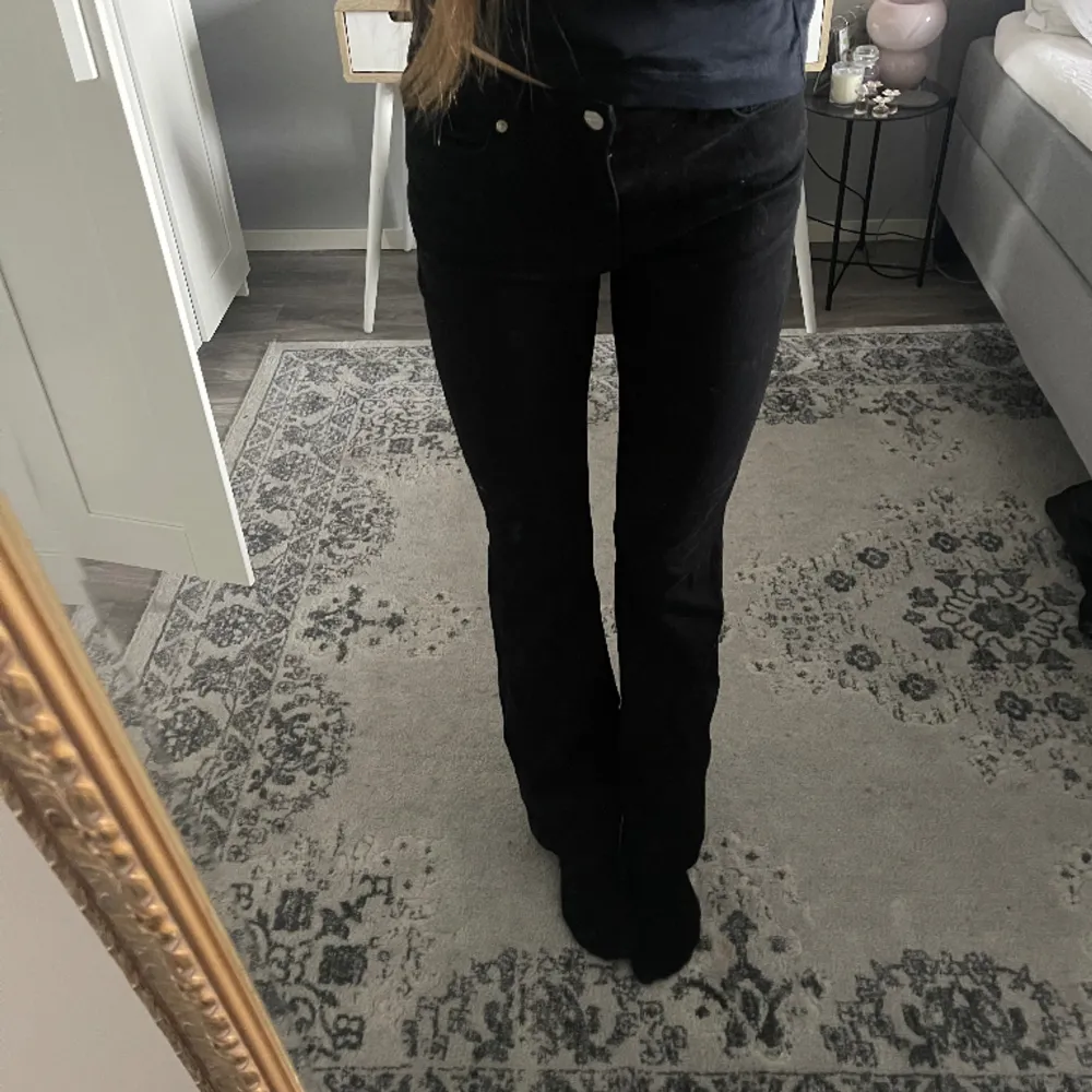 Dobber jeans i storlek 38, passar däremot mig helt okej som vanligtvis har strl 36. Medelhög midja och normallånga. På gränsen för korta på mig som är 173. . Farkut & Housut.