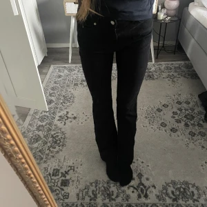 Straight jeans - Dobber jeans i storlek 38, passar däremot mig helt okej som vanligtvis har strl 36. Medelhög midja och normallånga. På gränsen för korta på mig som är 173. 