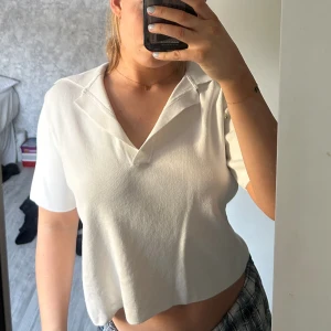 Skjort tröja  - Vit t-shirt, jättefin, lite overaized 