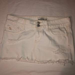 Vit jeanskjol från abercrombie & fitch i storlek 14y/xxs. Dm för fler bilder eller frågor❤️