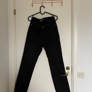 Tighta svarta jeans, knappt använda. Köparen står för eventuell frakt 