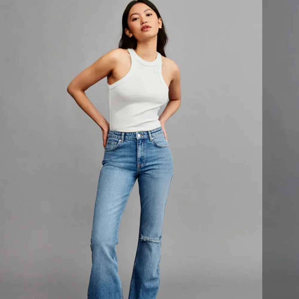 Säljer dessa midwaist jeans ifrån gina tricot, då de är lite små för mig💕skulle nog passa någon som är ca 170💕jeansen är använda men har inga defekter eller tydliga tecken på användning💕. Jeans & Byxor.