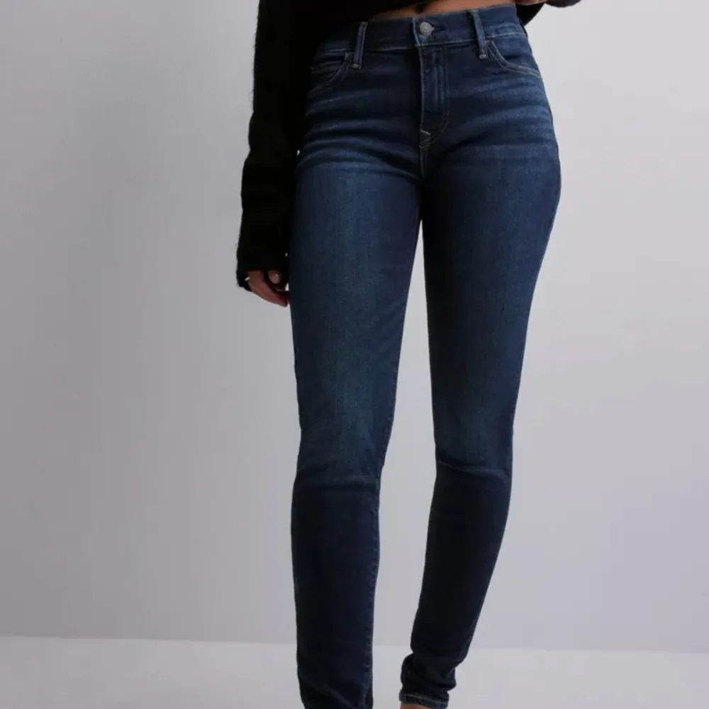 Fina nästintill oanvända jeans som inte kommer till användning. Kan mötas upp i Örebro eller frakta genom plick 💛. Jeans & Byxor.