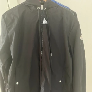 Moncler Grimperus  - Tjena, säljer en Moncler Grimperus  Storlek 5, vilket motsvarar cirka L/XL Säljer då den inte kommer till användning  Hör av dig vid frågor eller liknande!🌟
