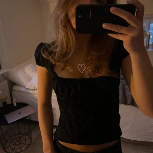 Korsett topp - Säljer denna korsett topp som är storlek S!