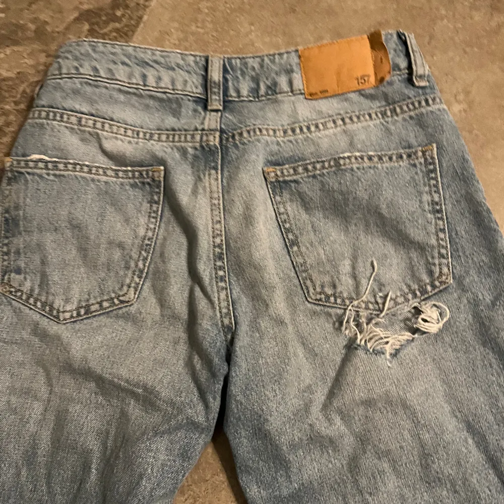 Low waist håliga jeans🎀 De är från lager 157 i modellen icon🩷Säljer pågrund av att jag inte använder de längre, skriv för fler bilder🌟   Nypris är 400kr💙. Jeans & Byxor.