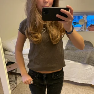 Kortärmad stickad blus - Säljer denna mörkgröna stickade blusen i superfint skick!💗