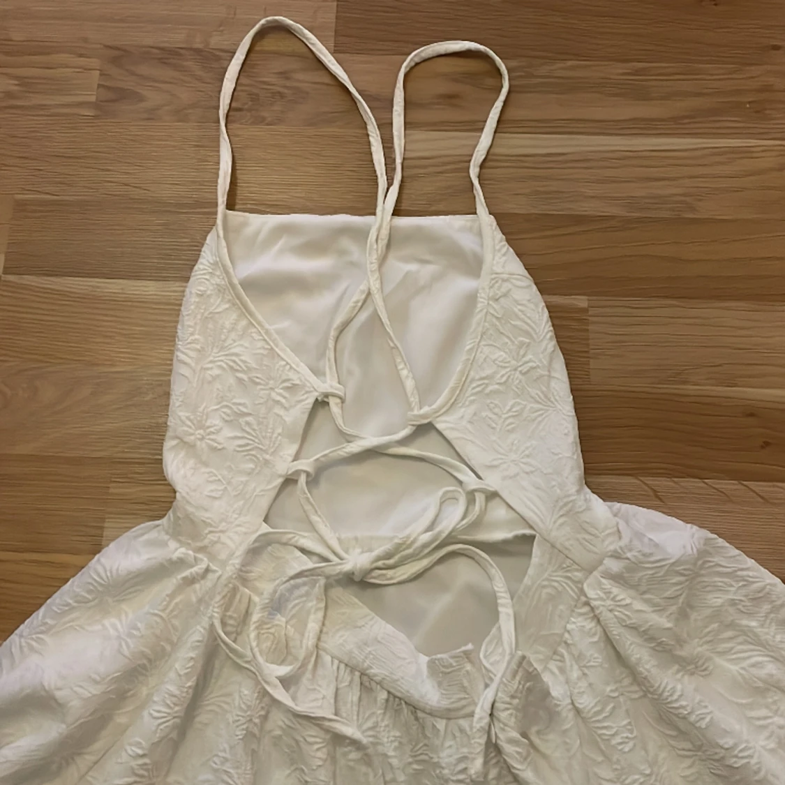  Vit blommig studentklänning  - 91