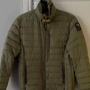 Parajumper Jacka - Säljer denna jacka då den blivit liten för mig Finns ett litet hål på armen men inget man tänker på direkt.  Om du undrar nått mer är det bara att fråga 🙂 Nypris Cirka 4000kr