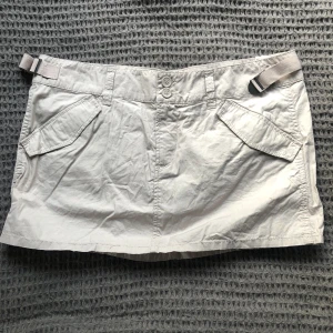 Kort cargo kjol - Kort cargo kjol i fint skick!! Spännen på sidan så den går att justera 🤍 Säljer då de ej är min stil, skriv vid frågor 🤍