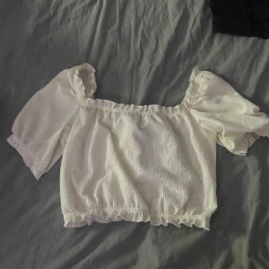 Sommar tröja  - Säljer en vit sommar tröja inte använd så mycket så bra skick👚🩷