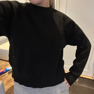 Svart stickad tröja  - Stickad tröja från mango, storlek S