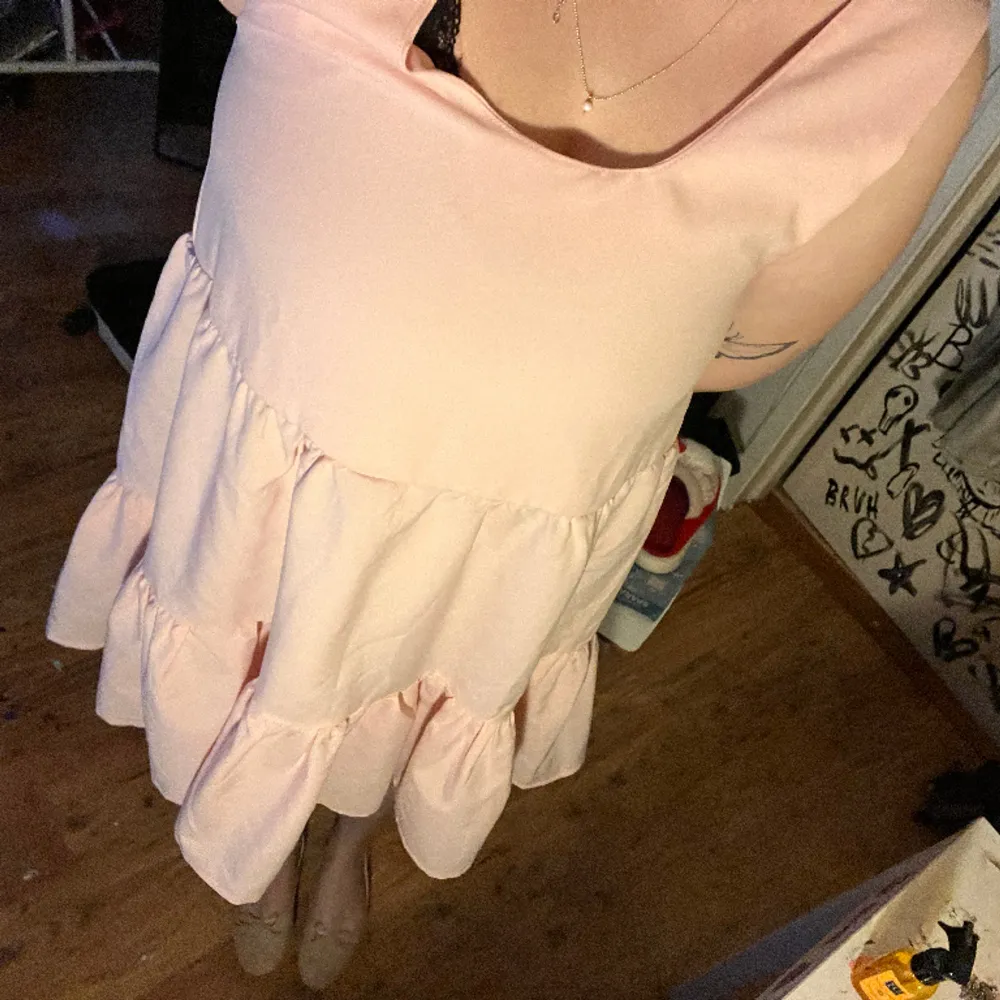 Så fin Coquette ljusrosa klänning. Köpte den från Vinted av en tjej som sytt den själv!!💗🌸🎀 tyvärr är den för stor för mig:( jag har storlek M oftast. Klänningar.