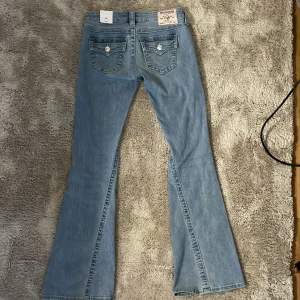 Lowwaist ljusblå jeans från True Religion. Fick i julklapp men ej kommit till någon användning så i NYSKICK, ska försöka hitta kvittot. Midjemått: 37cm tvärs över. Innerbenslängd: 80cm. Köpta för 1 200kr, pris kan diskuteras 💞
