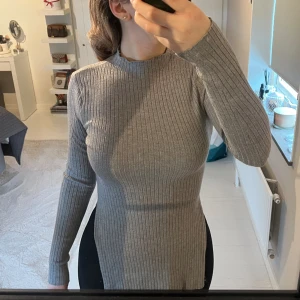 Långärmad tröja  - Långärmad tröja med liten polokrage och slitsar. jätte bra skick🫶🩷