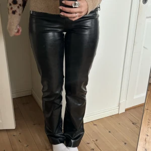 Skinnbyxor från zara - !INTRESSEKOLL! Har tyvärr vuxit ut mina favorit skinnbycor från zara. De är i XS men passar mig som är S/M. De är så snygga och funderar nu på att sälja dem. Kom med prisförslag!🙏🏼🤩