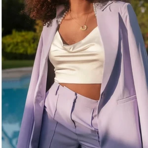 Kavaj set  - Mycket fint set från Nakd , Paola Locatelli, storlek 34 i kavaj och shorts. Härlig färg nu mot våren. Kavaj med en knapp , blazern är oversized, och har en rak passform. Nyskick. 