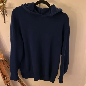 kashmir hoodie - Tja säljer denna feta kashmir hoodie till ett riktigt bra pris storlek M, inga defekter hör av vid funderingar