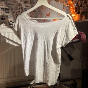 En off shoulders top😻 - En off shoulders top I bra skick klippte den dok själv så den är inte den bästa fast jag vill bara bli av med den så den är bara 15 kr / jag vet ej var den är ifrån jag tror att den är ifrån hm dok fast är inte helt säker på det Jag kan skicka bilder