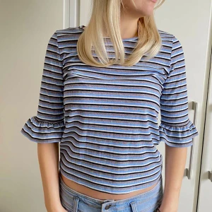 Randig tröja🩵 - Randig tröja med volang i ärmarna🩵👛Storlek: S. Använd ett fåtal gånger. Köp direkt via ”köp nu” knappen<3