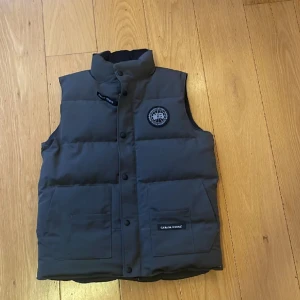 Canada goose black label  - Canada goose väst i fint skick. Västen köptes i somras men är använd ett fåtal gånger