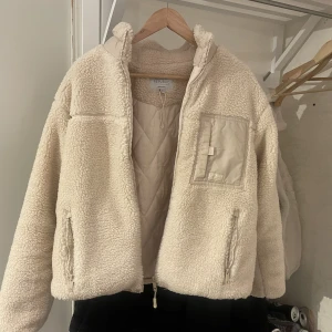 Jacka  - Jacka från pull and bear. Aldrig använd. Storlek M. Nypris var 500kr. 