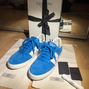 Valentino flycrew  - Säljer mina sjukt trendiga Valentino flycrew i nyskick (9.8/10)⭐️ Tillkommer: box, 2 dustbags, extra snören, Valentino kort och ”bag” för extra nitar. (Se bilderna) kan skicka med en extra original nit för 150kr extra. Hör av er vi frågor🙌🙌