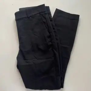 Svarta kostymbyxor från h&m, deras ”slacks”, i storlek 40. Gott skick