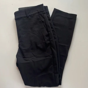 Slacks/kostymbyxor raka - Svarta kostymbyxor från h&m, deras ”slacks”, i storlek 40. Gott skick
