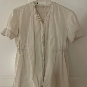 Blus - Jättefin beige blus🥰 Köpt secondhand men är från grunden från acne! 
