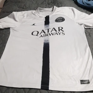 PSG tishrt  - Jag säljer min PSG tishrt i jätte bra skick använd 2 gångar,  Storlek M. Köparen står för frakt. 