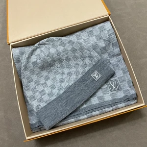 Louis Vuitton set grå  - Louis Vuitton set i ny skick, vid fler frågor eller önskan om kvitto mm så får du ta kontakt med mig. 