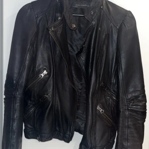Skinnjacka  - Säljer min skinnjacka i äkta skinn i storlek s men passar en xs också. Köpt på Zara.