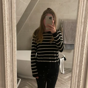 Randig tröja! - Säljer denna tröja från Veromoda då den inte längre kommer till användning! Passar mig som är ungefär 165/166 cm och är storleken M. Tröjan är som ny och har som sagt inte används så mycket!💕 