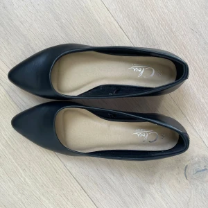 Oanvända ballerina med klack - Söta ballerinaskor med lite klack, perfekta till vardags🌸 Aldrig använda. 