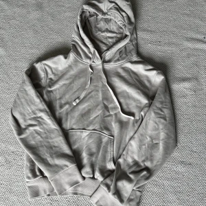Grå hoodie från H&M - En bekväm grå hoodie från H&M:s Divided-kollektion. Hoodien har en justerbar huva. Bra skick men har några fläckar och är lite nopprig. Skriv för fler bilder eller frågor! 🤍🩶
