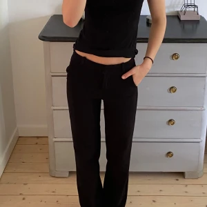 Kostymbyxor  - Säljer mina svarta mid rise kostymbyxor från Vero Moda i strl: xxs/32 men skulle säga att dem passar om man vanligtvis har xs eller s