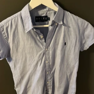 Rakph lauren skjorta kort armad - Säljer denna ralph lauren skjort pågrund av att den har blivit för liten. Skick 9/10