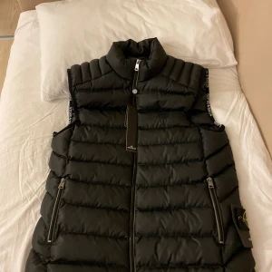 Stone island väst - Helt ny Stone island väst i perfekt skick, inga defekter, farsan köpte nyligen på Harrods i England men jag säljer den pga storleken som e för liten