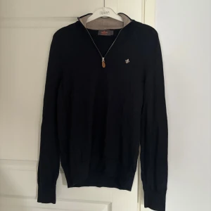 Morris half zip - En fet half zip tröja med 100% merino ull från Morris. Skick 8,5/10 och är bara använd ett fåtal gånger. Vid funderingar skriv!