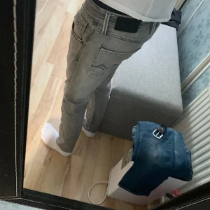 Replay jeans  - Ett par feta Replay jeans i storlek 30/30. De är i 8,5/10 skick och använda fåtal gånger. Skriv vid funderingar!