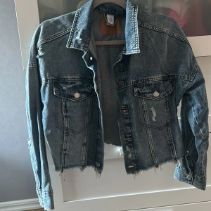 Jeansjacka  - Jeansjacka i storlek S, jätte fint skick, minns inte vart jag köpt den ifrån och hittar ingen lapp där de står.  Pris 200 + frakt 