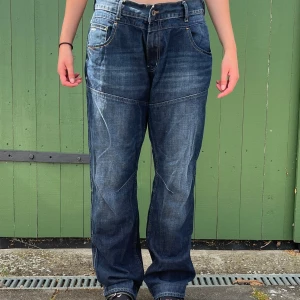 Oversized jeans - Ett par oversized jeans som jag inte har fått användning av. Det finns ett skosnöre i insidan av jeansen så man kan bära dem utan skärp, går att ta ut om det önskas. Midjemåttet är 46 och innerbenslängd är 83.