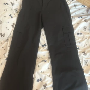 Tunna Cargo byxor  - Väldigt luftiga cargo byxor sån går att spänna till i midjan har används en gång 😊