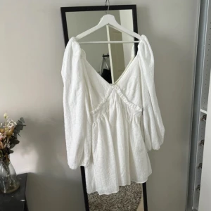 Vit långärmad klänning - Vit v-ringad klänning med v-ringad rygg med puffärmar ballongärmar 